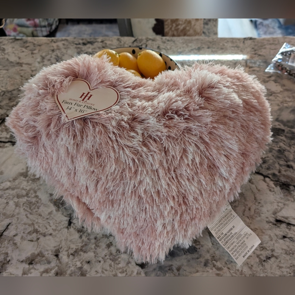 🆕Super Soft Shaggy Heart Pillow